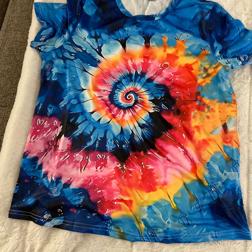 Cute, comfortable shirt! Never worn. This does fit a little big.